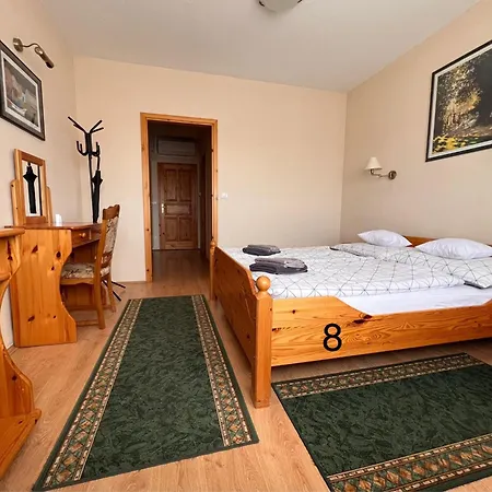 Nyugati Varo Szallashely Homestay Pacsa